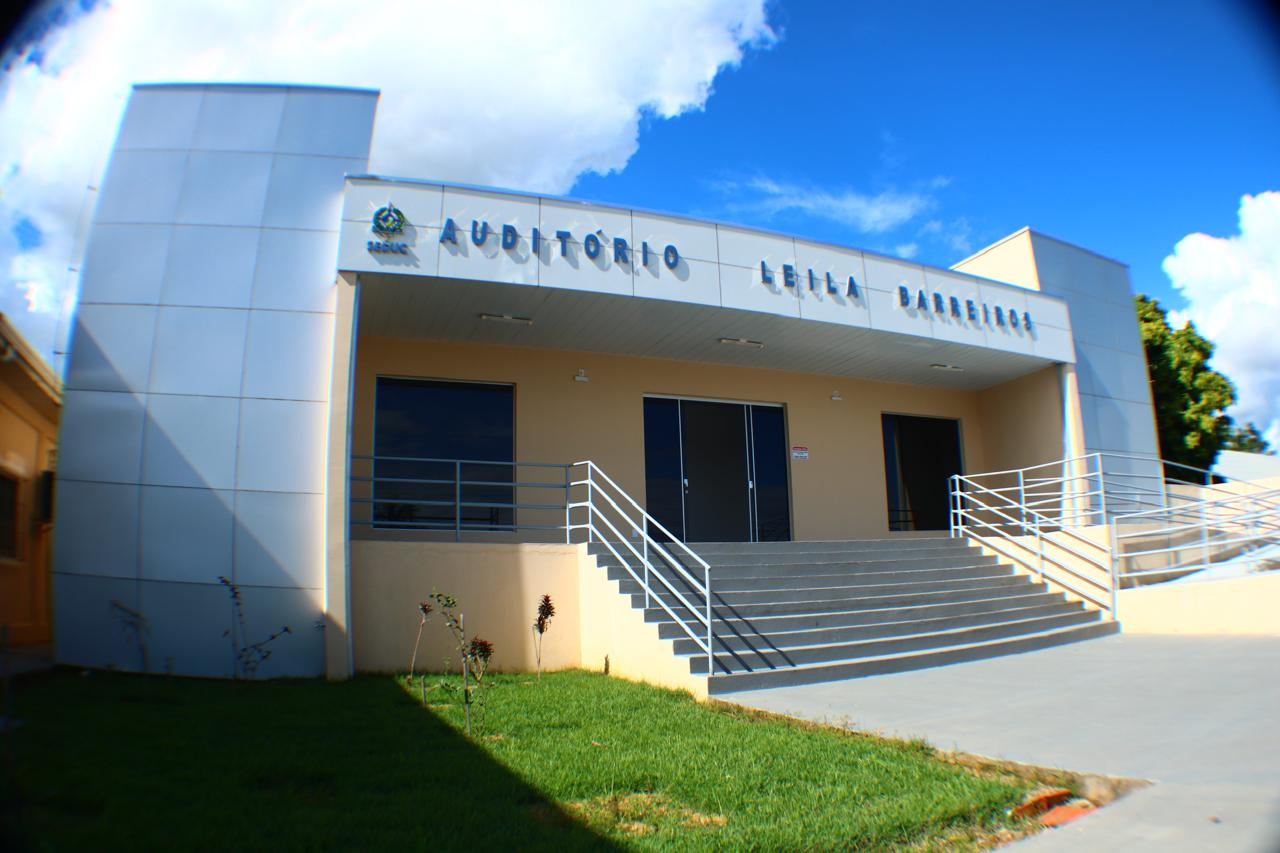 Fachada lateral do Auditório Leila Barreiros