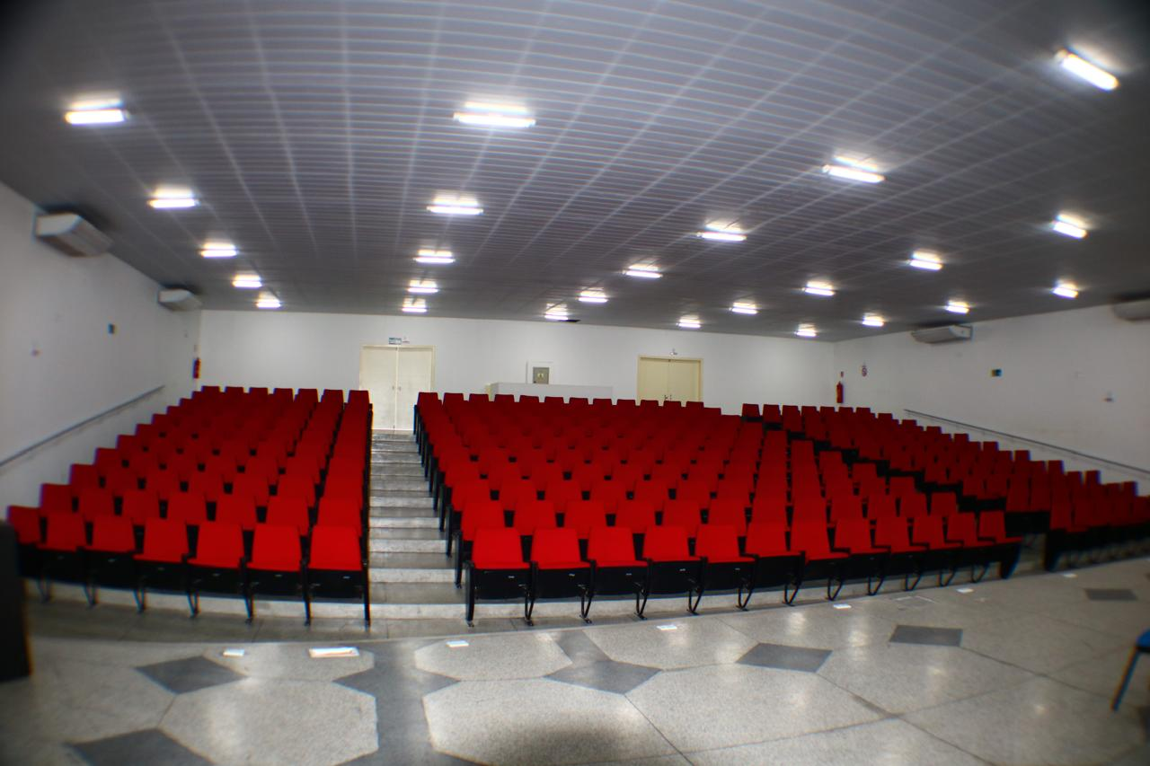 Vista ampla da plateia e do palco do auditório