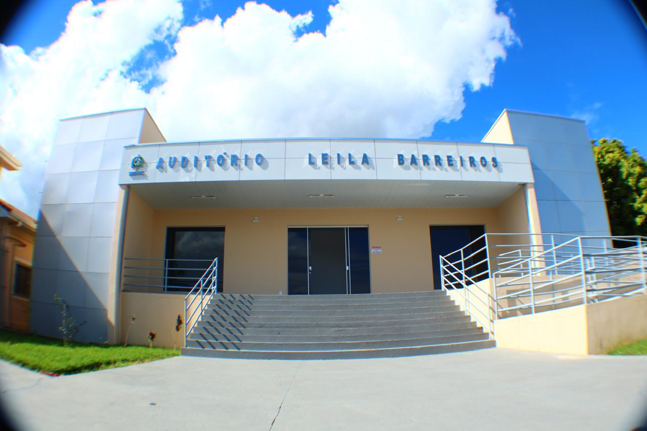 Fachada frontal do Auditório Leila Barreiros